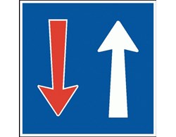 Hinweis Signal 50/50 cm (3.10) Vortritt vor dem Gegenverkehr